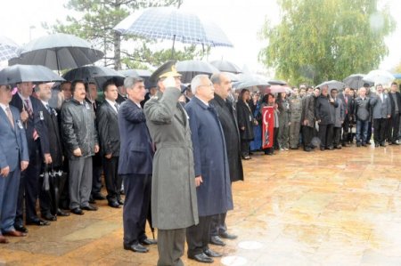 Sivas’ta 10 Kasım töreni yağmur altında yapıldı