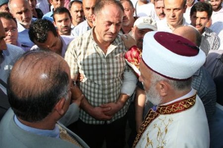 Sivas'ta 3 Kişinin Ölümüyle Sonuçlanan Kazada Hayatını Kaybedenler Toprağa Verildi.