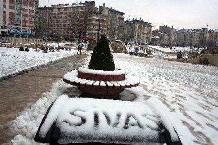 Sivas'ta 48 Köy Yolu Ulaşıma Kapandı