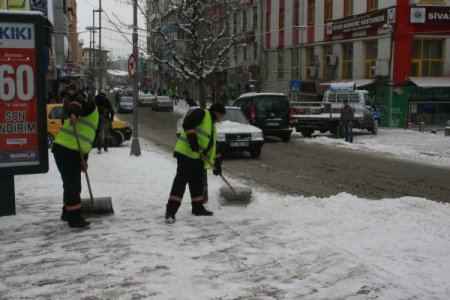 Sivas'ta Belediye, Karla Mücadele İçin Seferberlik İlan Etti
