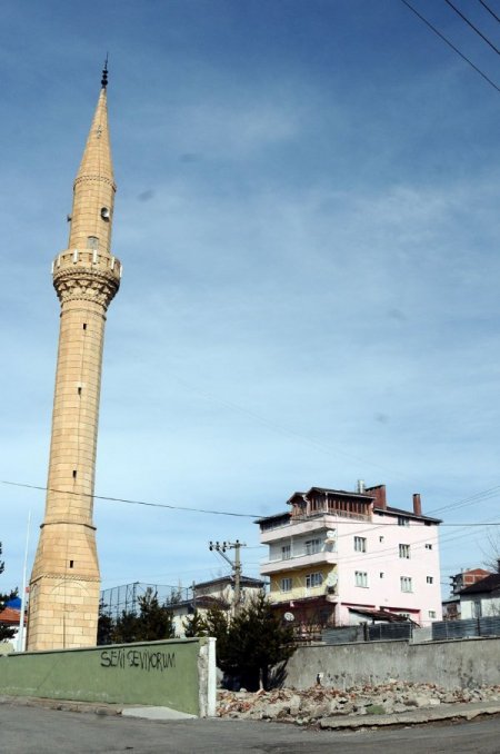 Sivas’ta cami 'çürük' diye yıkıldı, cemaat camisiz, minare ise tek kaldı