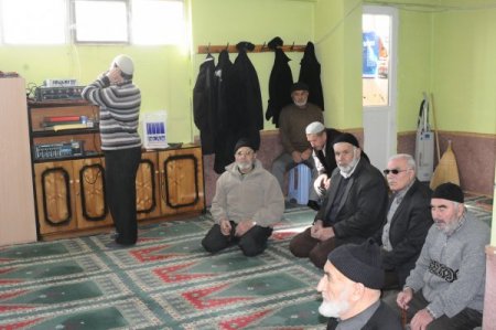 Sivas’ta cami 'çürük' diye yıkıldı, cemaat camisiz, minare ise tek kaldı