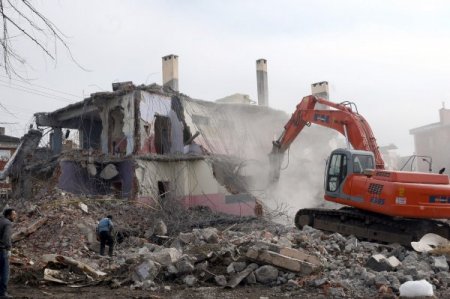 Sivas'ta çürük raporu verilen okul yıkıldı