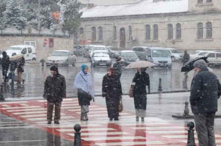Sivas'ta kar yağışı hayatı olumsuz etkiledi