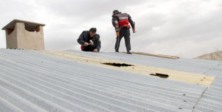 Sivas'ta Şiddetli Rüzgardan Çatılar Uçtu
