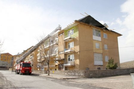 Sivas'ta Şiddetli Rüzgardan Çatılar Uçtu
