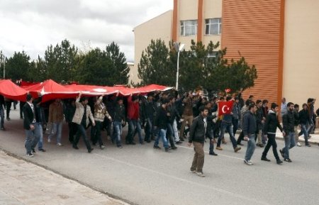Sivas’ta ülkücü öğrencilerden protesto yürüyüşü