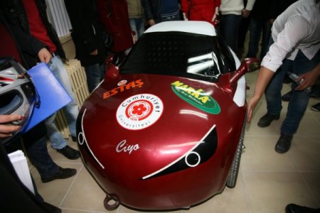 Sivas'ta üniversite öğrencileri hidrojenle çalışan otomobil yaptı