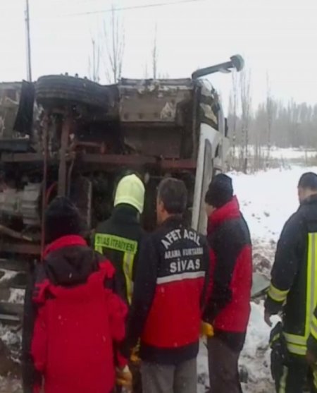 Sivas’ta yolcu midibüsü devrildi: 25 yaralı