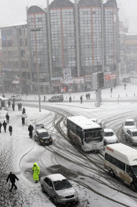 Sivas’ta Yolların Yarısı Trafiğe Kapandı