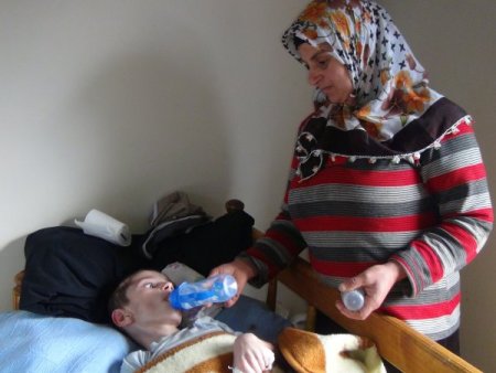 Siverekli küçük Musa, ailesinin gözü önünde eriyor