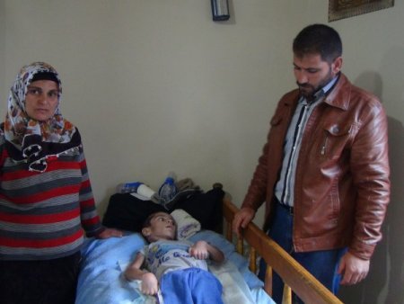 Siverekli küçük Musa, ailesinin gözü önünde eriyor