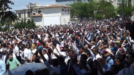Siverek'te eğitimciler şiddeti protesto için yürüdü