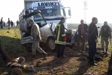 Siverek'te kamyon otomobili şarampole yuvarladı: 2 ölü