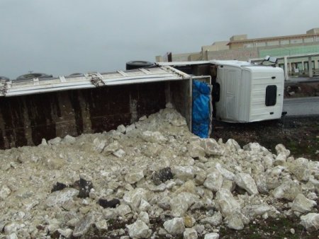 Siverek'te mermer yüklü TIR şarampole uçtu, 1 yaralı