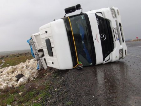 Siverek'te mermer yüklü TIR şarampole uçtu, 1 yaralı