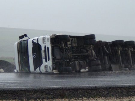 Siverek'te mermer yüklü TIR şarampole uçtu, 1 yaralı