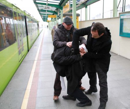 Sivil polislerden metroda kapkaç tatbikatı