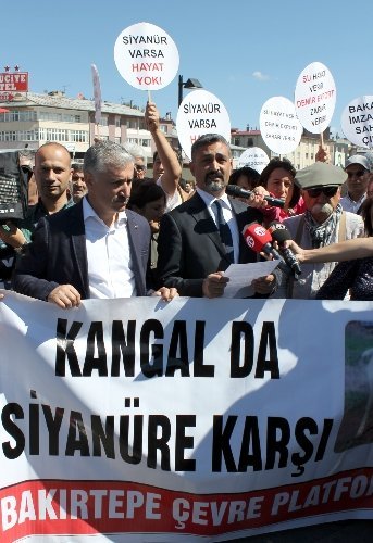 Siyanüre karşı hem soyundular hem de ‘duran adam’ eylemi yaptılar