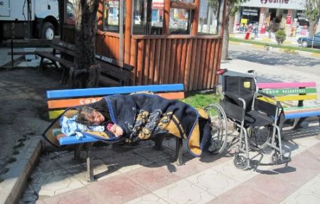 Şizofren Genç, Kanser Tedavisi Gören Annesini Parka Terk Etti