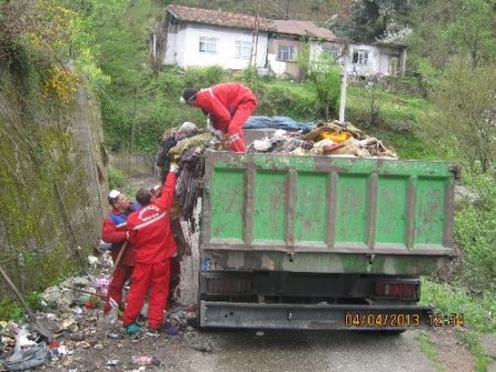 Şizofreni hastasının çöp evini belediye ekipleri temizledi