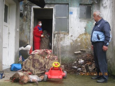 Şizofreni hastasının çöp evini belediye ekipleri temizledi