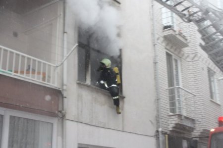 Soba devrildi, çıkan yangında bir ev kullanılamaz hale geldi