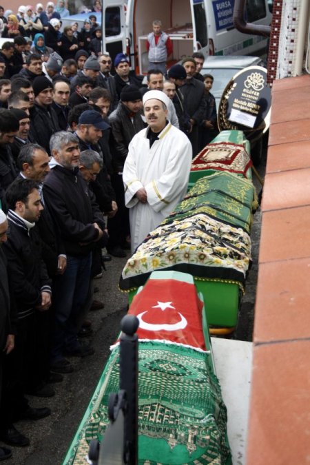 Sobadan zehirlenen aile üyeleri gözyaşları ile uğurlandı