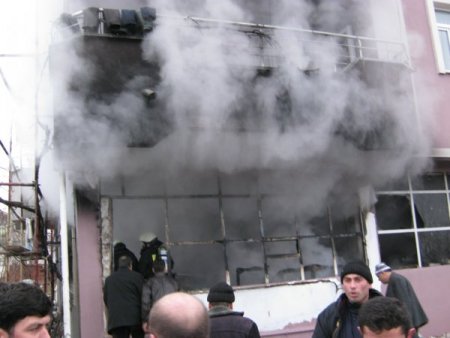 Sobaya Dökülen Yanıcı Madde Patladı, Bir Kişi Yaralandı