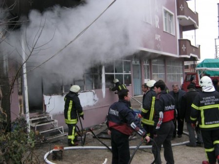 Sobaya Dökülen Yanıcı Madde Patladı, Bir Kişi Yaralandı