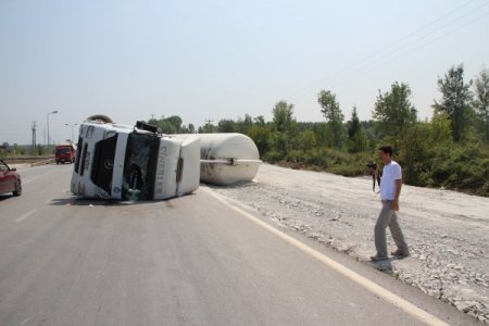 Soda Yüklü Tanker Devrildi