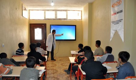 SODES destekli eğitim merkezinde akıllı tahta sevinci