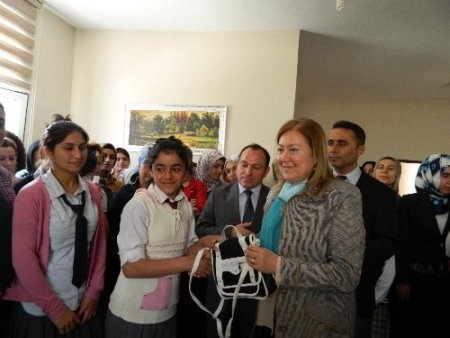 SODES'den faydalanan öğrencilere çanta jesti