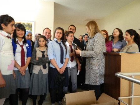 SODES'den faydalanan öğrencilere çanta jesti