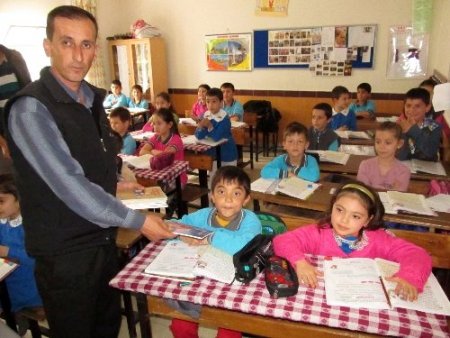 Şoför amcaları küçüklere kitap hediye etti