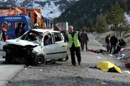 Şoförü uyuyan otomobil takla attı: 3 ölü, 3 yaralı