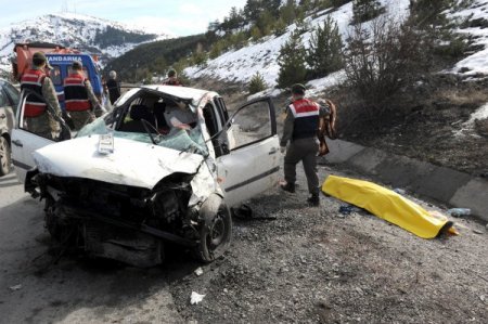 Şoförü uyuyan otomobil takla attı: 3 ölü, 3 yaralı