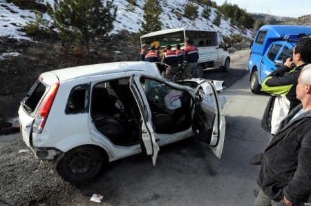 Şoförü uyuyan otomobil takla attı: 3 ölü, 3 yaralı