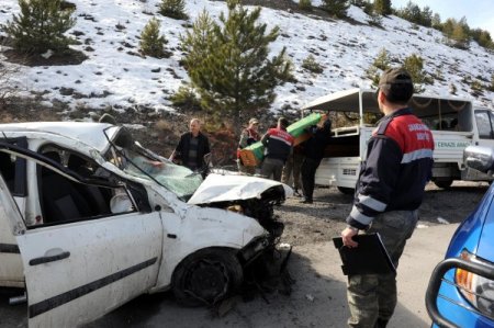 Şoförü uyuyan otomobil takla attı: 3 ölü, 3 yaralı
