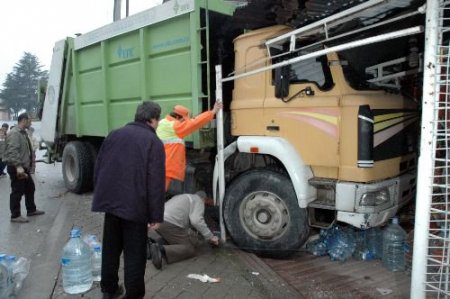 Şoförünün Poğaça Almak İçin Yokuşta Park Ettiği Çöp Kamyonu Markete Girdi