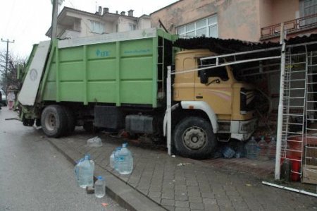 Şoförünün Poğaça Almak İçin Yokuşta Park Ettiği Çöp Kamyonu Markete Girdi