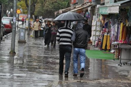 Soğuk Hava Ve Sağanak Yağmur Hayatı Olumsuz Etkiliyor