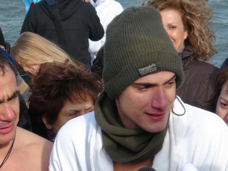 Soğuk havada denizden haç çıkardılar