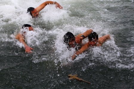 Soğuk havada denizden haç çıkardılar