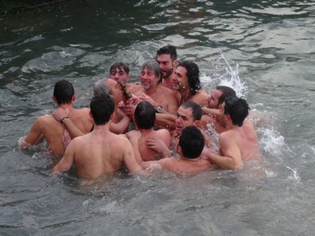 Soğuk havada denizden haç çıkardılar