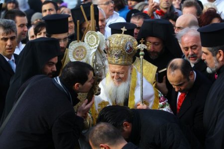 Soğuk havada denizden haç çıkardılar