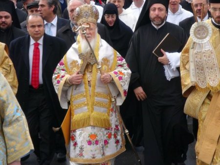 Soğuk havada denizden haç çıkardılar