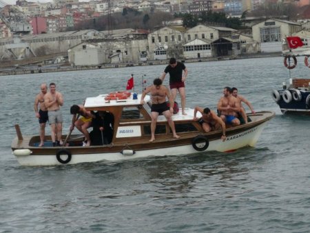 Soğuk havada denizden haç çıkardılar