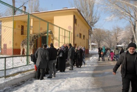 Soğuk Havaya Rağmen Hayvanat Bahçesinin Ziyaretçileri Eksik Olmuyor