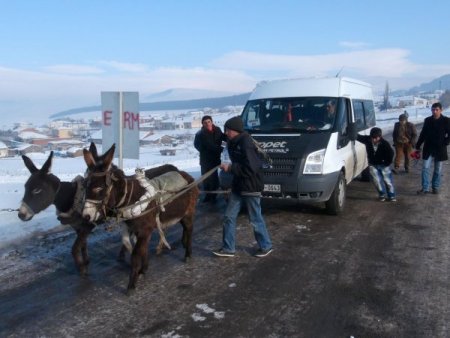 Soğuktan donan minibüsü eşekle çektiler